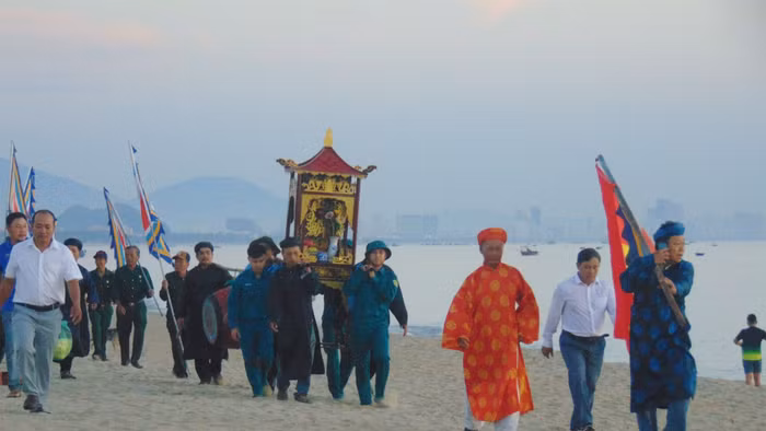Lễ hội Cầu ngư của người dân miền biển. 
