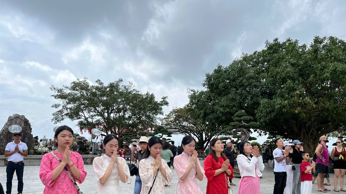 Du khách tại chùa Linh Ứng, bán đảo Sơn Trà (Đà Nẵng). 