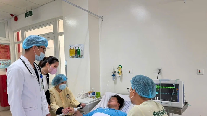 Bác sĩ cứu sống bệnh nhân người Hàn Quốc. Ảnh: BVĐN