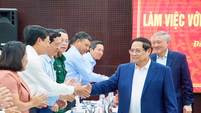 Thủ tướng Chính phủ làm việc với Ban Thường vụ Thành ủy Đà Nẵng. Ảnh: Cổng TTĐT Đà Nẵng