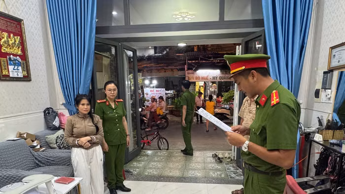 Công an thực hiện lệnh bắt khẩn cấp đối với Nguyễn Thị Kim Sau. Ảnh: Công an cung cấp