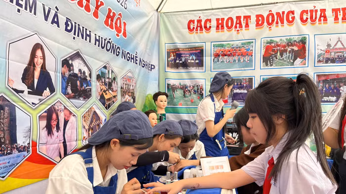 Học sinh được trải nghiệm nghề nghiệp tại Trường Trung cấp Ý Việt (Đà Nẵng). 