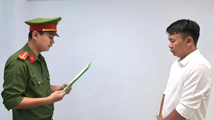 Công an tống đạt quyết định khởi tố bị can, bắt tạm giam đối với Hà Công Tài. (Ảnh: CACC)