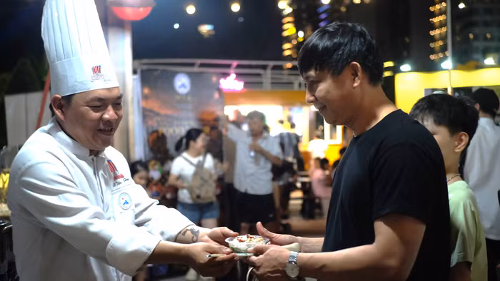 Du khách thưởng thức món mỳ Quảng. 