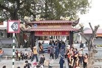 Du khách đến với chùa Hương.