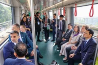 Các đại biểu trải nghiệm tuyến Metro Nhổn-Ga Hà Nội.