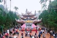 Khách du lịch đến với chùa Hương.