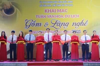 Các đại biểu cắt băng khai mạc Tuần văn hoá, du lịch Gốm và Làng nghề truyền thống.