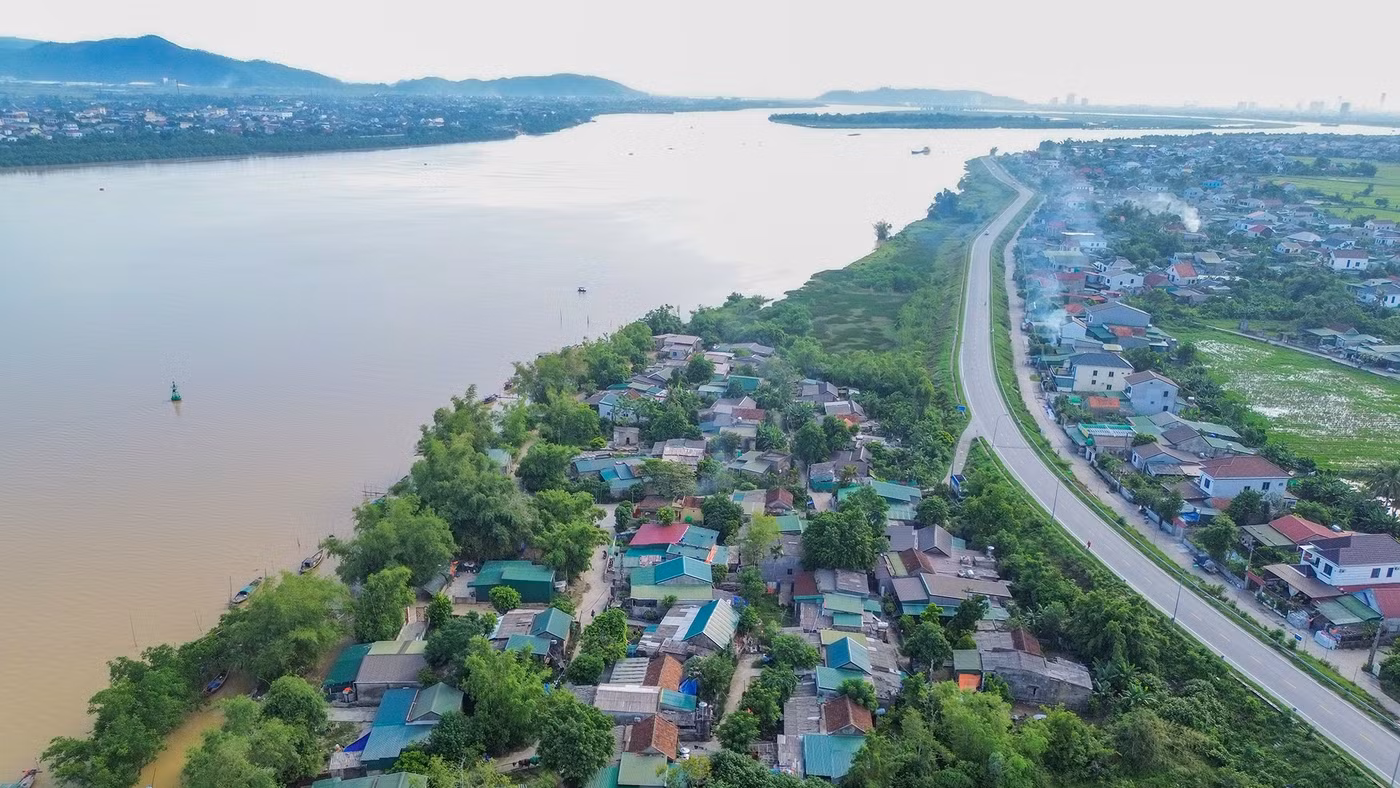 Cụm dân cư Hòa Lam nằm ngoài đê sông Lam. (Ảnh: Phạm Tâm)