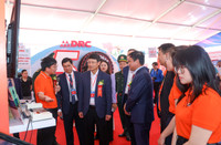 ong-ngo-xuan-thang-chu-tich-hdnd-thanh-pho-da-nang-va-ong-tran-phuoc-son-pho-chu-tich-thuong-truc-hdnd-thanh-pho-da-nang-tham-quan-gian-hang-fpt.jpg