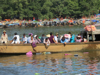 Rằm tháng 7, sông Hương lổn nhổn... mọc mụn ảnh 4