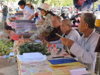 Rằm tháng 7, sông Hương lổn nhổn... mọc mụn ảnh 1