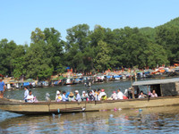 Rằm tháng 7, sông Hương lổn nhổn... mọc mụn ảnh 6