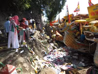 Rằm tháng 7, sông Hương lổn nhổn... mọc mụn ảnh 3