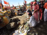 Rằm tháng 7, sông Hương lổn nhổn... mọc mụn ảnh 2