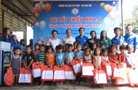 Trường ĐHSP Huế tặng quà cho học sinh xã Hồng Vân ảnh 4