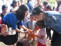 Trường ĐHSP Huế tặng quà cho học sinh xã Hồng Vân ảnh 2 Trường ĐHSP Huế tặng quà cho học sinh xã Hồng Vân ảnh 2