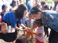 Trường ĐHSP Huế tặng quà cho học sinh xã Hồng Vân ảnh 2