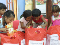 Trường ĐHSP Huế tặng quà cho học sinh xã Hồng Vân ảnh 3 Trường ĐHSP Huế tặng quà cho học sinh xã Hồng Vân ảnh 3