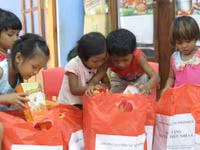 Trường ĐHSP Huế tặng quà cho học sinh xã Hồng Vân ảnh 3