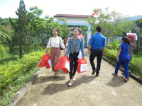 Trường ĐHSP Huế tặng quà cho học sinh xã Hồng Vân ảnh 1 Trường ĐHSP Huế tặng quà cho học sinh xã Hồng Vân ảnh 1
