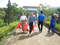 Trường ĐHSP Huế tặng quà cho học sinh xã Hồng Vân ảnh 1