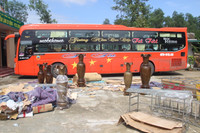 Bắt giữ một xe khách vận chuyển gỗ quý không rõ nguồn gốc ảnh 3