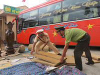 Bắt giữ một xe khách vận chuyển gỗ quý không rõ nguồn gốc ảnh 7