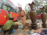 Bắt giữ một xe khách vận chuyển gỗ quý không rõ nguồn gốc ảnh 6