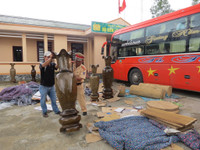 Bắt giữ một xe khách vận chuyển gỗ quý không rõ nguồn gốc ảnh 5