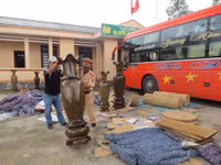 Bắt giữ một xe khách vận chuyển gỗ quý không rõ nguồn gốc ảnh 5