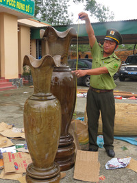 Bắt giữ một xe khách vận chuyển gỗ quý không rõ nguồn gốc ảnh 4