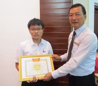 ĐH Huế tuyên dương các thủ khoa, sinh viên tiêu biểu ảnh 5 ĐH Huế tuyên dương các thủ khoa, sinh viên tiêu biểu ảnh 5