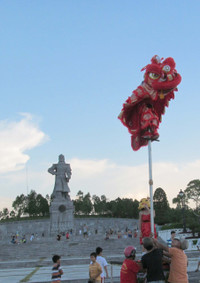 Múa lân rộn ràng dưới chân tượng đài Quang Trung ảnh 3