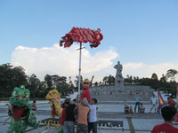 Múa lân rộn ràng dưới chân tượng đài Quang Trung ảnh 2