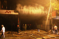 Đại lý mì tôm bùng cháy trong đêm, dân hốt hoảng ảnh 2