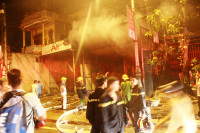 Đại lý mì tôm bùng cháy trong đêm, dân hốt hoảng ảnh 1