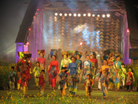 Thưởng lãm Hội họa Huế và áo dài trên cầu Trường Tiền ảnh 1