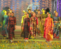 Thưởng lãm Hội họa Huế và áo dài trên cầu Trường Tiền ảnh 10