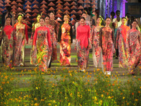 Thưởng lãm Hội họa Huế và áo dài trên cầu Trường Tiền ảnh 6