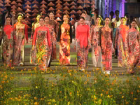 Thưởng lãm Hội họa Huế và áo dài trên cầu Trường Tiền ảnh 6