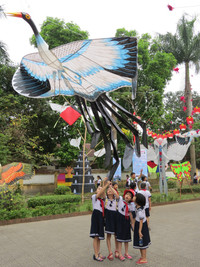 Cánh diều ba miền hội ngộ bên dòng Hương ảnh 6  Cánh diều ba miền hội ngộ bên dòng Hương ảnh 6