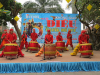 Cánh diều ba miền hội ngộ bên dòng Hương ảnh 1  Cánh diều ba miền hội ngộ bên dòng Hương ảnh 1