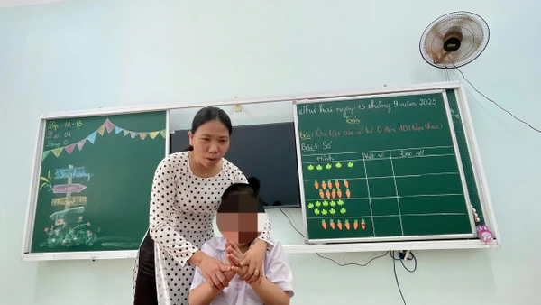 Cô Đặng Thị Xuân Thảnh nhẹ nhàng, kiên nhẫn với học trò đặc biệt.