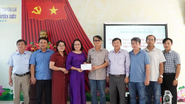 15 triệu tiền mặt được trao đến Trường THPT Nguyễn Diêu.