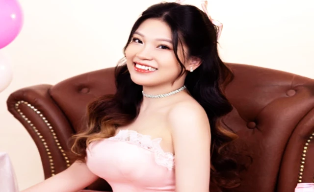 Nhan sắc mặn mà của vợ tiền đạo U23 Việt Nam