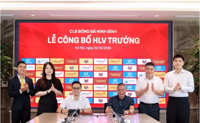 HLV Chu Đình Nghiêm ký hợp đồng dài hạn với CLB Ninh Bình. Ảnh: CLB Ninh Bình.