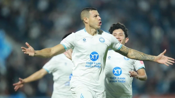 Nam Định đánh rơi chiến thắng trước Hà Nội FC ở vòng 11 V-League.