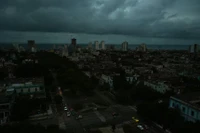 Havana chìm trong bóng tối trong đợt mất điện toàn quốc do sự cố lưới điện. Ảnh: Yamil Lage/AFP