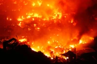 Biển lửa nuốt chửng 1500 ngôi nhà, hàng nghìn người mất chỗ ở